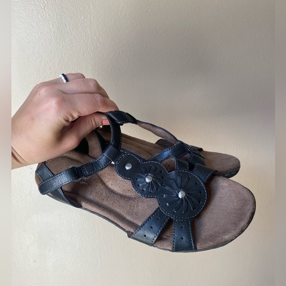 Natural Soul All Thru Comfort Barroll Black Genuine Leather Strap Sandals - Picture 1 of 7